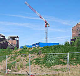 Baukran mitten im alten Fabrikareal