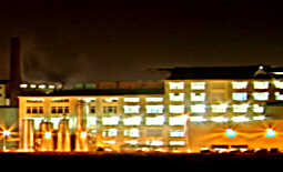 Fabrik bei Nacht (Teilansicht)