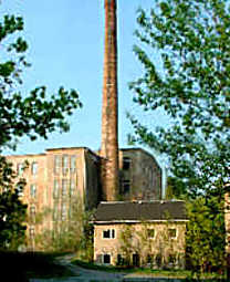 unser Haus (vorne der kleine Bau) gleich neben alter Fabrik