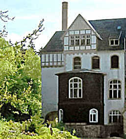 villenartiges Haus am Rand der Siedlung