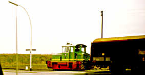 Kleiner Güterzug mit einem Waggon