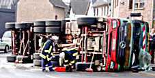 LKW in Ortsmitte umgekippt