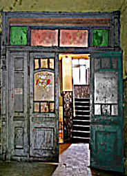 luxuriser Eingang in einem alten Mietshaus