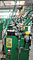 Hunderte nagelneue Maschinen in alter Fabrikhalle