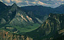 Ausblick von einer Kuppe  in ein Nebental