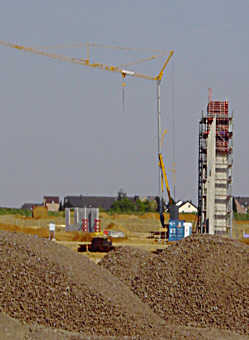 Eigenartiger Turm als Neubau aus Beton