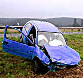 blauer Opel - Corsa nach dem Unfall