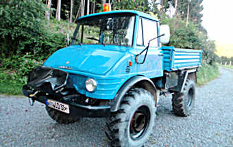 Der Tour - Unimog, mit dem es durch Wlder und Felder ging