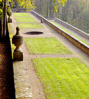 Parkanlage mitten im Wald